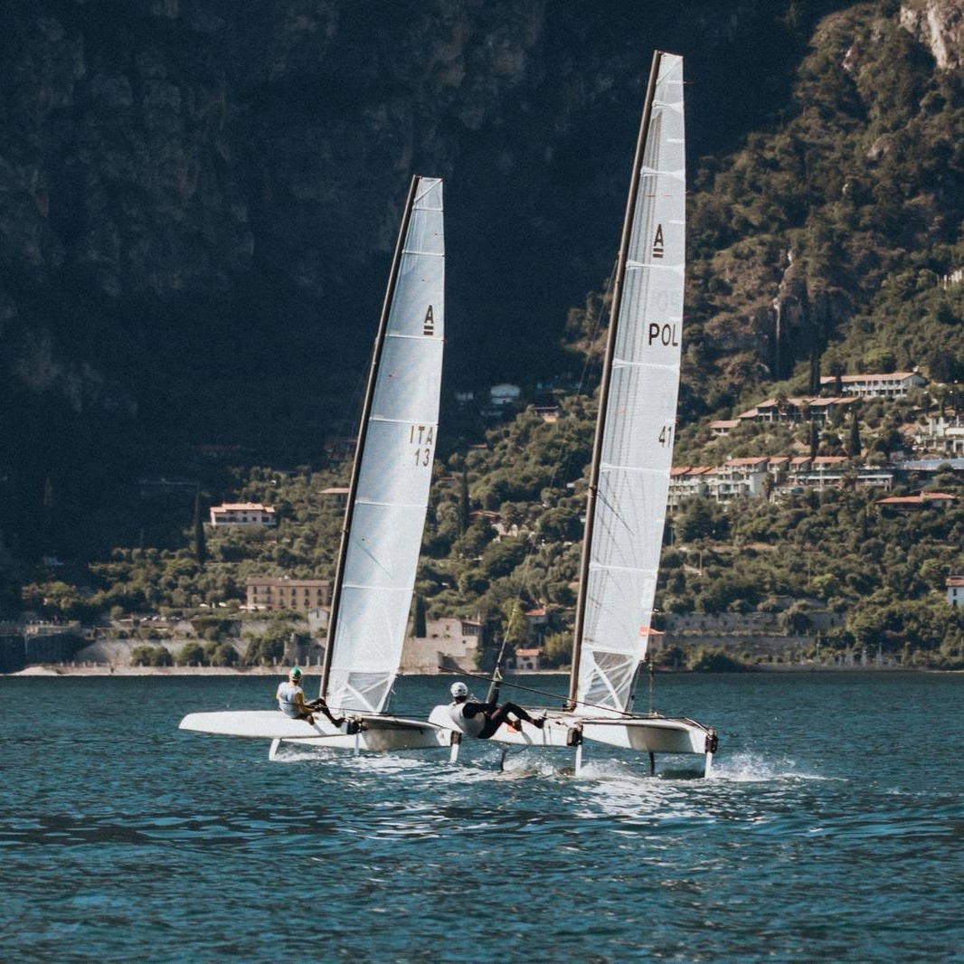 A-Cat 2025 GER & NED Open at Fraglia Vela Malcesine. @lambertosail leading current World Champ Kuba Suroviec to windward mark. Results at Catsailingnews web. Photo: @fragliavelamalcesine